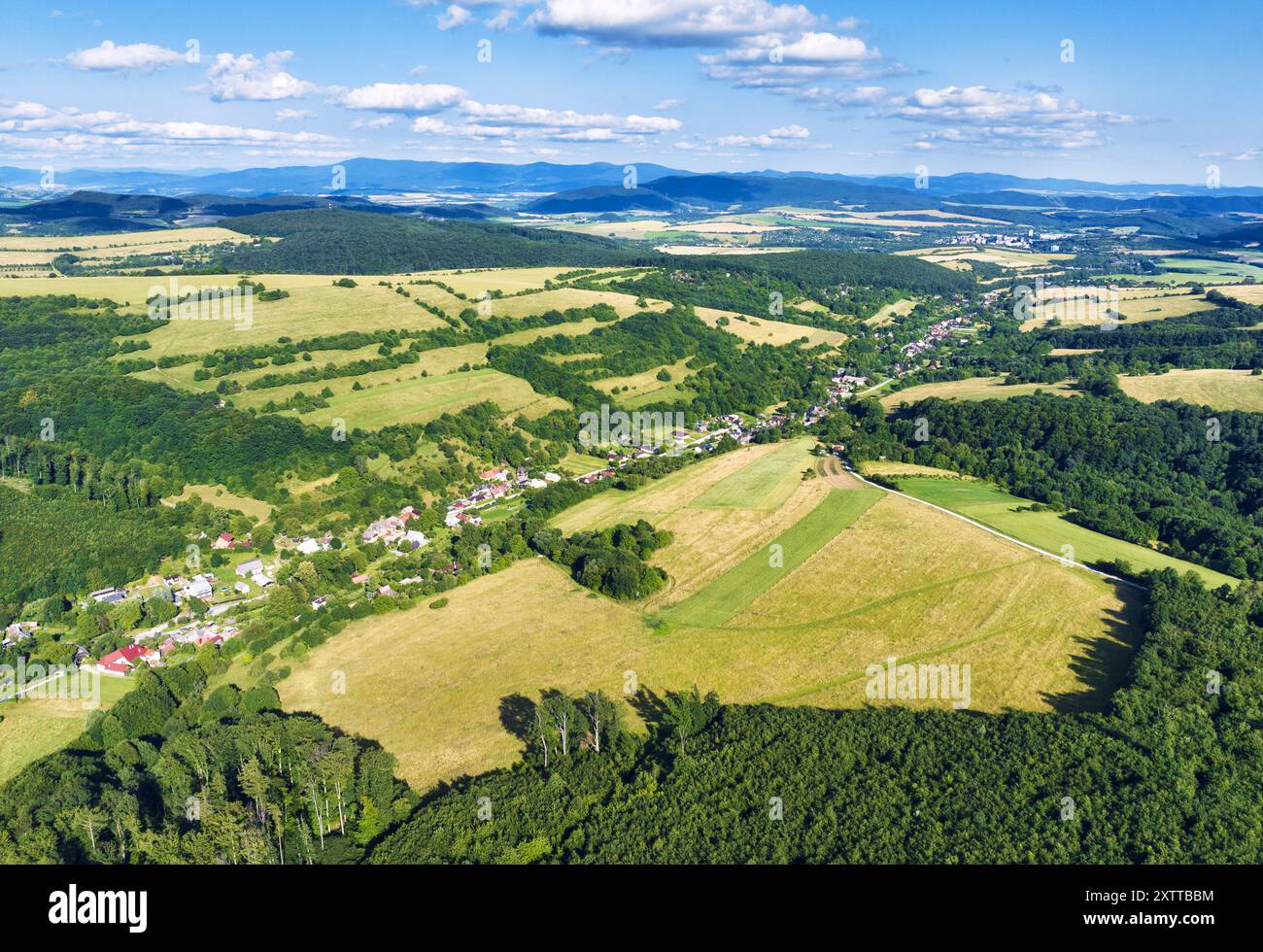 Vue sur la campagne depuis le drone près du village de Stara Tura, Slovaquie Banque D'Images