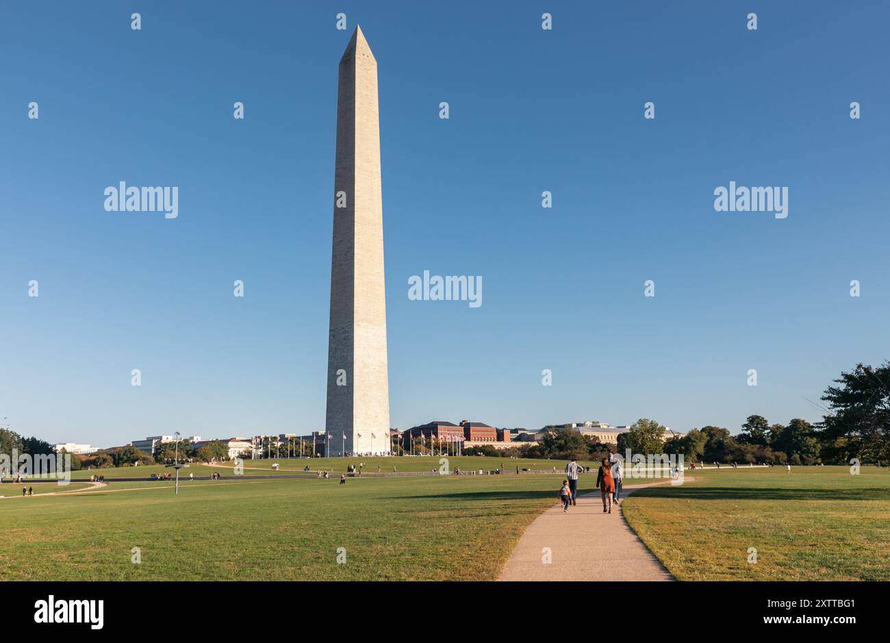 Washington DC, USA - 10 octobre 2022 : le Washington Monument se dresse haut contre un ciel bleu clair, symbole de la démocratie américaine. Banque D'Images