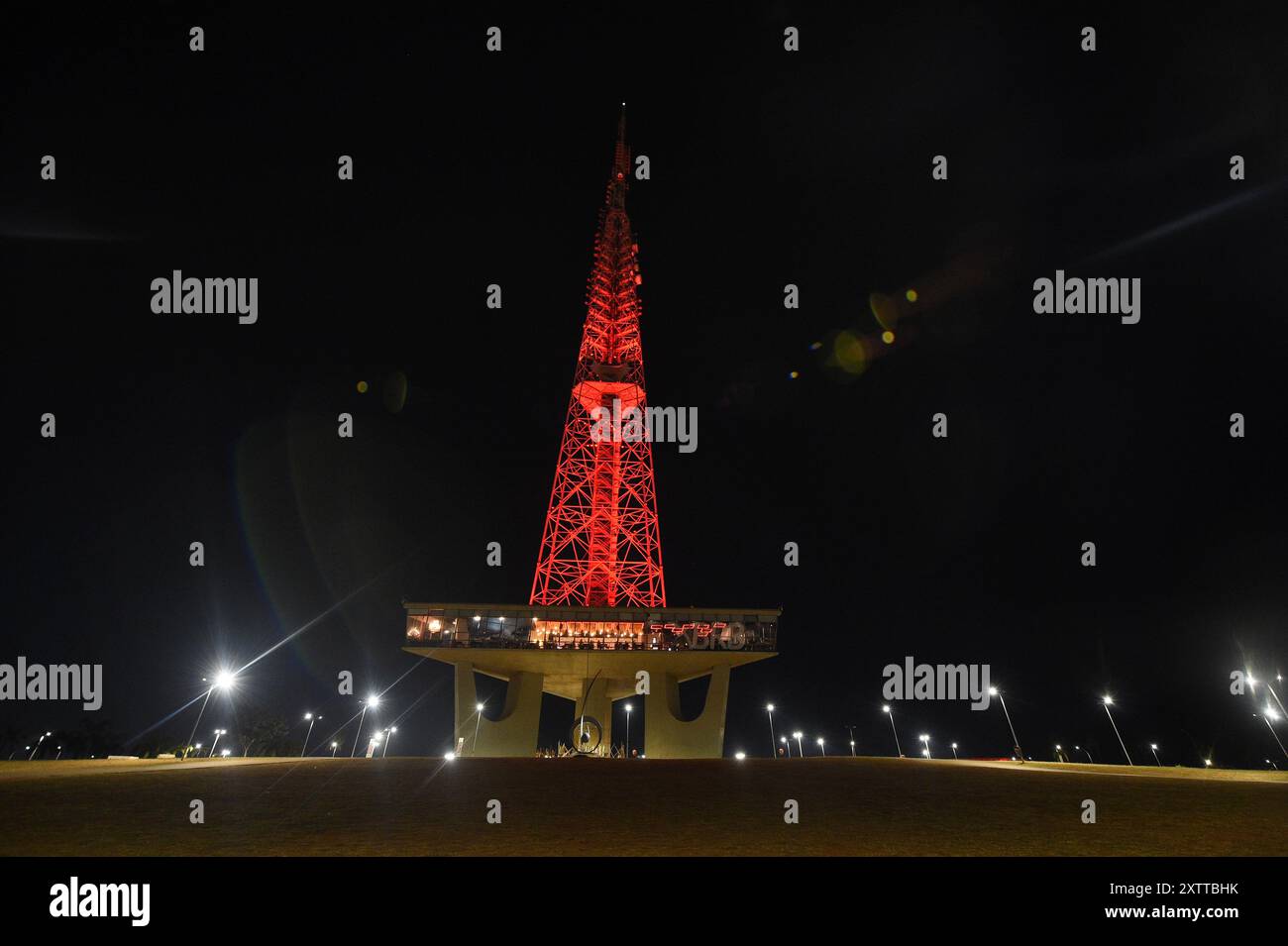 Brazilia, Brésil. 15 août 2024. La tour de télévision de Brasilia est illuminée en rouge pour célébrer le 50e anniversaire de l'établissement des relations diplomatiques entre la Chine et le Brésil à Brazilia, Brésil, le 15 août 2024. Crédit : Lucio Tavora/Xinhua/Alamy Live News Banque D'Images