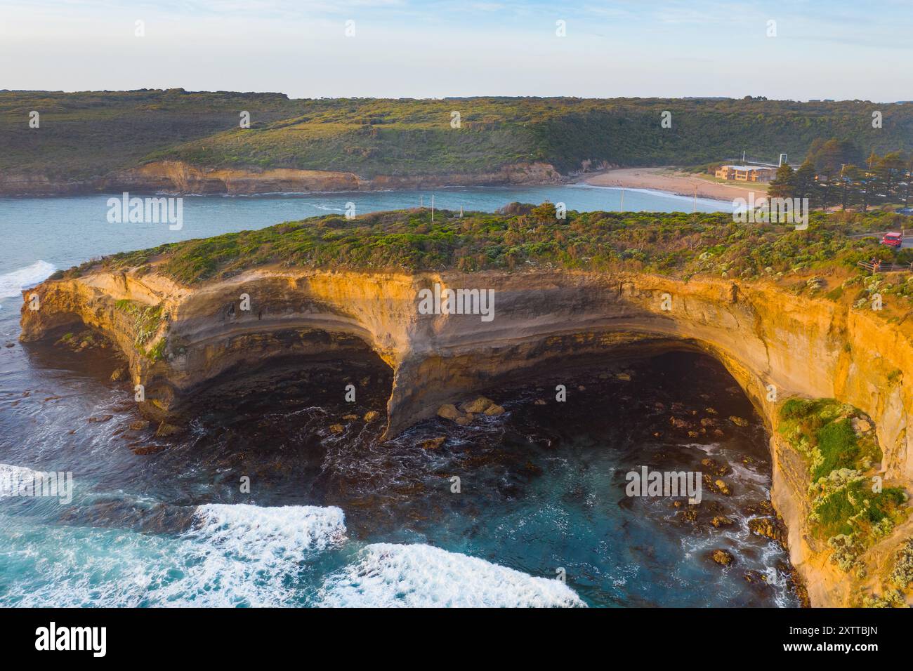 Vue aérienne de larges grottes érodées à la base des falaises de Port Campbell sur la Great Ocean Road à Victoria, en Australie. Banque D'Images