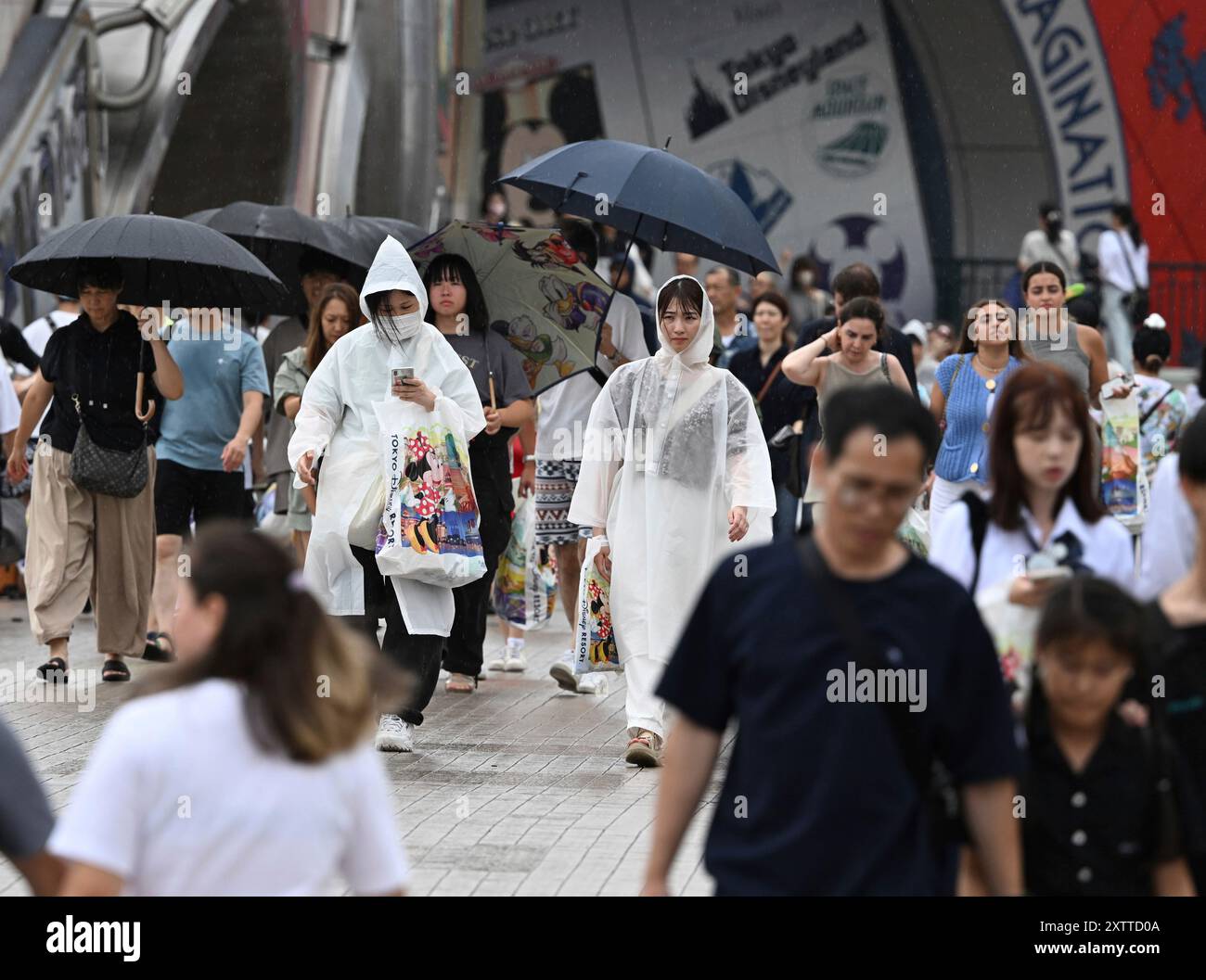 People head to JR Maihama Station after theme park hours were shortened as Typhoon No. 7 approaches in Urayasu City, Chiba Prefecture, adjacent to Tokyo, on August 16, 2024. Typhoon Ampil (No. 7) is approaching Japanese main island including Tokyo. Tokyo Disneyland usually opens until 9pm, but today it closed at 3pm.( The Yomiuri Shimbun via AP Images ) Banque D'Images