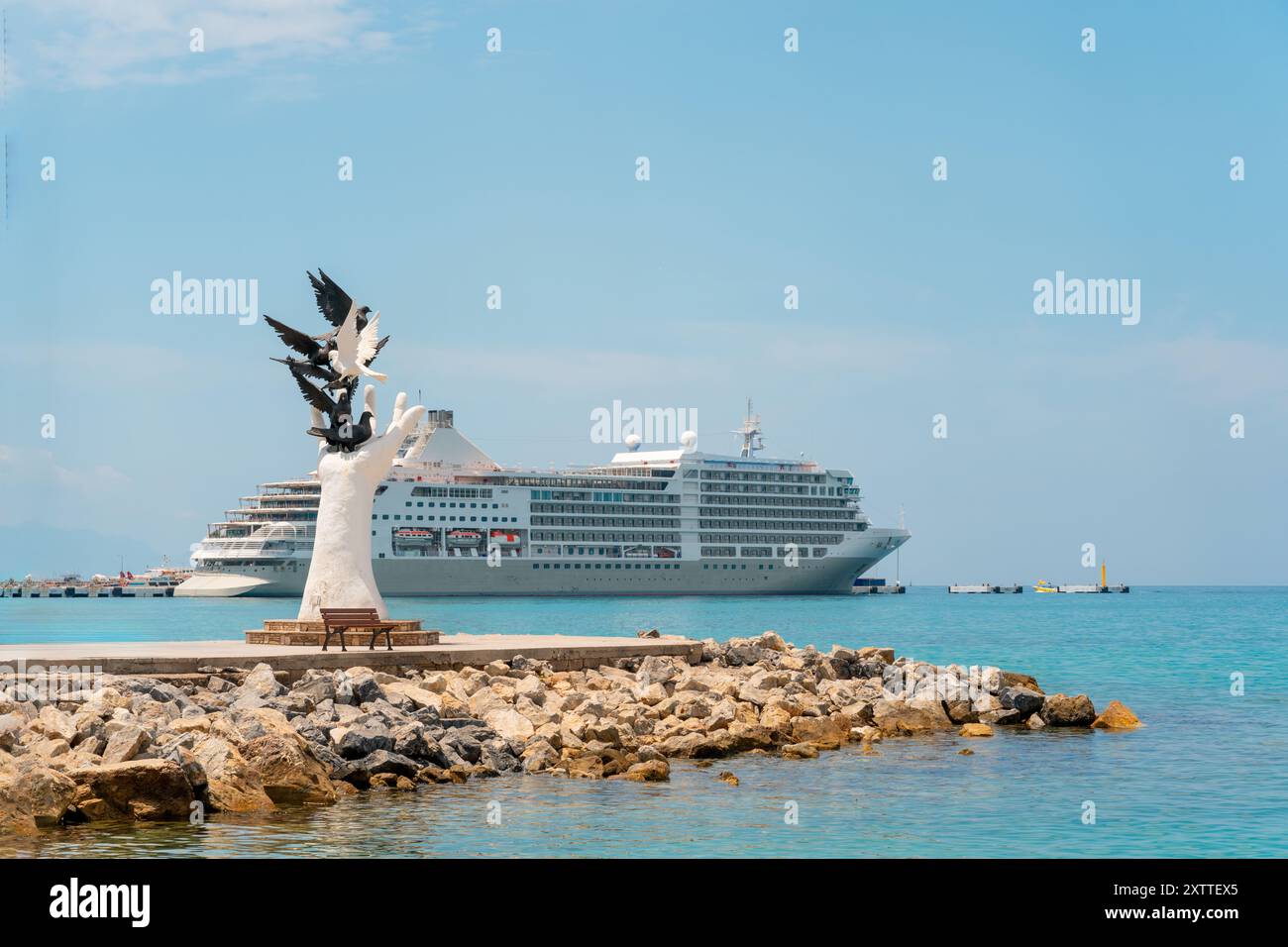 Aydin Kusadasi, Turquie - 4 juillet 2024 : sculpture de la main de la paix et bateau de croisière derrière elle à Kusadasi Aydin Banque D'Images