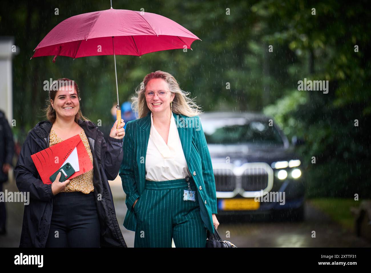 LA HAYE - Fleur Agema, ministre de la santé, du bien-être et des Sports arrive au Catshuis pour la première réunion ordinaire du cabinet après les vacances d'été. Normalement, ces réunions ont lieu au ministère des Affaires générales au Binnenhof, mais en raison des rénovations, l'équipe des ministres déménage à la résidence officielle du premier ministre. ANP PHIL NIJHUIS pays-bas Out - belgique Out Banque D'Images