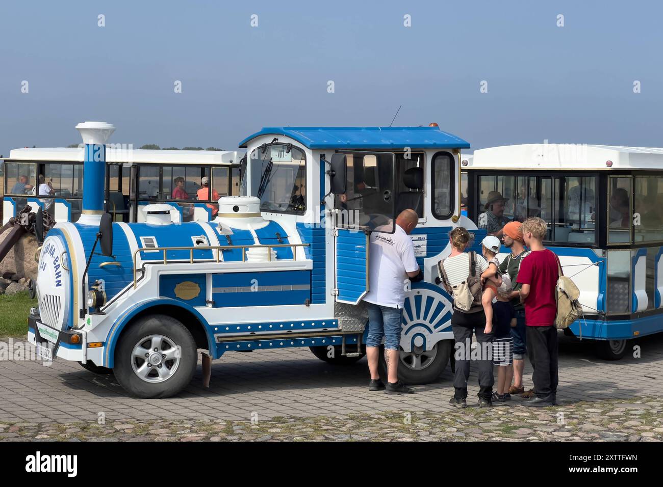 15.08.2024 Eine Bimmelbahn fährt Touristen nach Vitt, einem Fischerdorf auf der vorpommerschen Insel Rügen im Landkreis Vorpommern-Rügen in Mecklenburg-Vorpommern. DAS Dorf gehört zur Gemeinde Putgarten. DAS unter Denkmalschutz stehende dorf ist sehr gut erhalten und erfreut sich eines stetigen Besucherstroms. KAP Arkona Ostsee Mecklenburg-Vorpommern Deutschland *** 15 08 2024 Un train touristique emmène les touristes à Vitt, un village de pêcheurs sur l'île de Rügen dans le district de Vorpommern Rügen en Mecklembourg-Vorpommern le village appartient à la municipalité de Putgarten le village classé est ve Banque D'Images