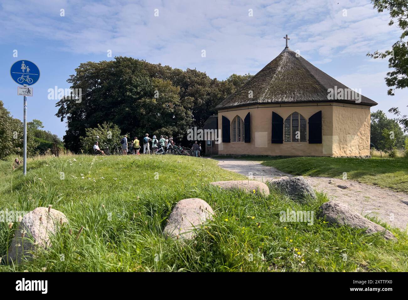 16.08.2024 Besucher auf dem Weg zur Kapelle von Vitt, oberhalb des gleichnamigen Fischerdorfes Vitt, einem Fischerdorf auf der vorpommerschen Insel Rügen im Landkreis Vorpommern-Rügen in Mecklenburg-Vorpommern. Die Kapelle ist ein einfacher oktogonaler Bau mit Reetdach. DAS Dorf gehört zur Gemeinde Putgarten und steht unter Denkmalschutz. KAP Arkona Ostsee Mecklenburg-Vorpommern Deutschland *** 16 08 2024 visiteurs sur le chemin de la chapelle de Vitt, au-dessus du village de pêcheurs du même nom Vitt, un village de pêcheurs sur l'île de Rügen dans le district de Vorpommern Rügen en Mecklembourg-Vorpomm Banque D'Images