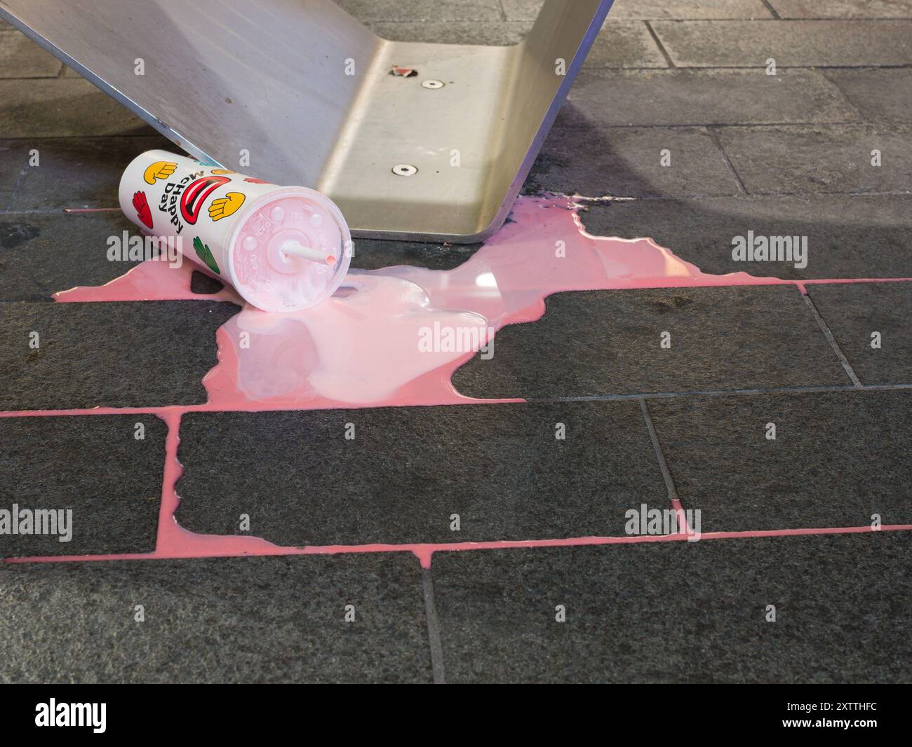 Milk-Shake renversé par McDonalds McHappy Day Cup dans Rundle Mall la nuit à Adélaïde, Australie. Banque D'Images