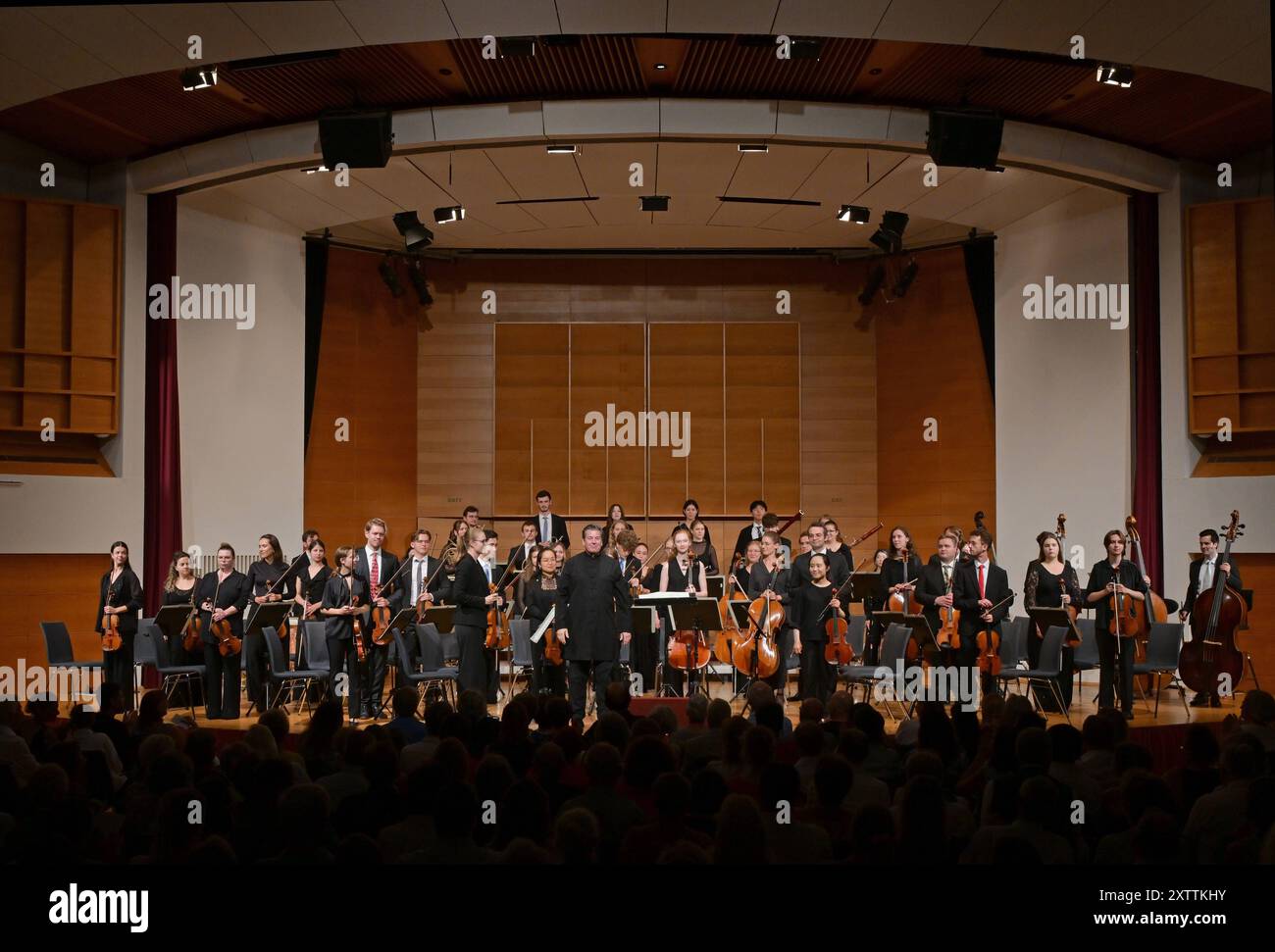 Konzert des Orchesters der Angelika Prokopp Sommerakademie der Wiener Philharmoniker, im Toscana Congress in Gmunden, im Rahmen der Salzkammergut Festwochen Gmunden, AM 15.08.2024. DAS Bild zeigt eine Szene aus dem Konzert mit dem Dirigenten Sebastian Weigle mit dem Orchster 2024 - Konzert des orchesters der Angelika Prokopp Sommerakademie der Wiener Philharmoniker, im Toscana Congress in Gmunden, im Rahmen der Salzkammergut Festwochen Gmunden, AM 15.08.2024. *** Concert de l'Orchestre de l'Académie d'été Angelika Prokopp de l'Orchestre philharmonique de Vienne, au Congrès Toscana à Gmunden, comme p Banque D'Images