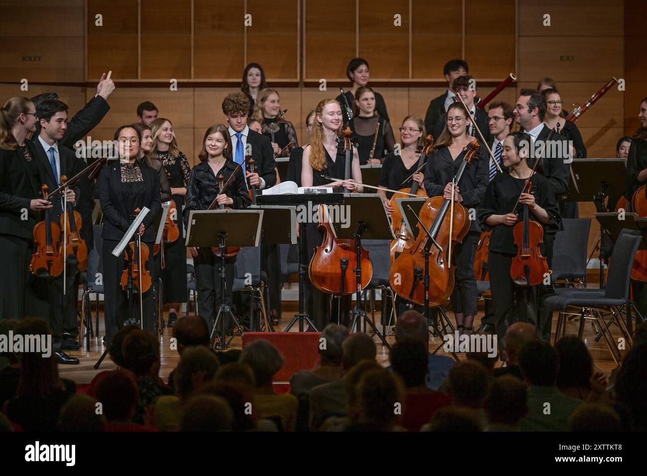 Konzert des Orchesters der Angelika Prokopp Sommerakademie der Wiener Philharmoniker, im Toscana Congress in Gmunden, im Rahmen der Salzkammergut Festwochen Gmunden, AM 15.08.2024. DAS Bild zeigt eine Szene aus dem Konzert mit einem Teil des orchsters beim Dank an das Publikum 2024 - Konzert des orchesters der Angelika Prokopp Sommerakademie der Wiener Philharmoniker, im Toscana Congress in Gmunden, im Rahmen der Salzkammergut Festwochen Gmunden, AM 15.08.2024. *** Concert de l'orchestre de l'Académie d'été Angelika Prokopp de l'Orchestre Philharmonique de Vienne, au Congrès Toscana en G. Banque D'Images