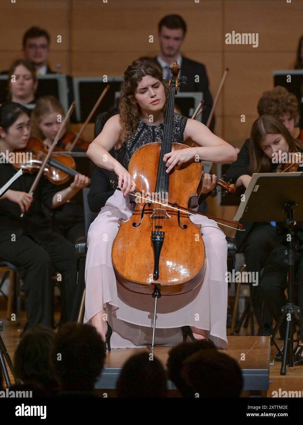 Konzert des Orchesters der Angelika Prokopp Sommerakademie der Wiener Philharmoniker, im Toscana Congress in Gmunden, im Rahmen der Salzkammergut Festwochen Gmunden, AM 15.08.2024. DAS Bild zeigt eine Szene aus dem Konzert mit der Cellistin Julia Hagen vor einem Teil des Orchesters 2024 - Konzert des Orchesters der Angelika Prokopp Sommerakademie der Wiener Philharmoniker, im Toscana Congress in Gmunden, im Rahmen der Salzkammergut Festwochen Gmunden, AM 15.08.2024. *** Concert de l'Orchestre de l'Académie d'été Angelika Prokopp de l'Orchestre Philharmonique de Vienne, au Congrès Toscana Banque D'Images