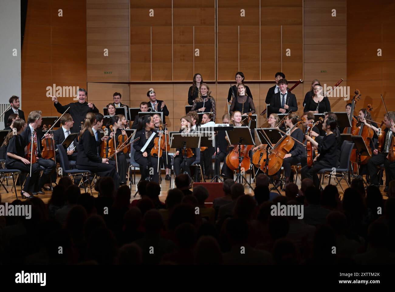 Konzert des Orchesters der Angelika Prokopp Sommerakademie der Wiener Philharmoniker, im Toscana Congress in Gmunden, im Rahmen der Salzkammergut Festwochen Gmunden, AM 15.08.2024. DAS Bild zeigt eine Szene aus dem Konzert mit dem Dirigenten Sebastian Weigle mit dem Orchster 2024 - Konzert des orchesters der Angelika Prokopp Sommerakademie der Wiener Philharmoniker, im Toscana Congress in Gmunden, im Rahmen der Salzkammergut Festwochen Gmunden, AM 15.08.2024. *** Concert de l'Orchestre de l'Académie d'été Angelika Prokopp de l'Orchestre philharmonique de Vienne, au Congrès Toscana à Gmunden, comme p Banque D'Images