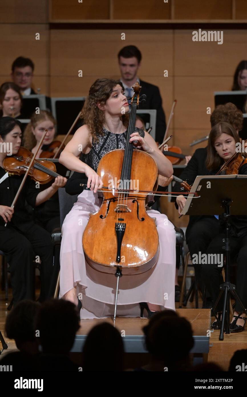 Konzert des Orchesters der Angelika Prokopp Sommerakademie der Wiener Philharmoniker, im Toscana Congress in Gmunden, im Rahmen der Salzkammergut Festwochen Gmunden, AM 15.08.2024. DAS Bild zeigt eine Szene aus dem Konzert mit der Cellistin Julia Hagen vor einem Teil des Orchesters 2024 - Konzert des Orchesters der Angelika Prokopp Sommerakademie der Wiener Philharmoniker, im Toscana Congress in Gmunden, im Rahmen der Salzkammergut Festwochen Gmunden, AM 15.08.2024. *** Concert de l'Orchestre de l'Académie d'été Angelika Prokopp de l'Orchestre Philharmonique de Vienne, au Congrès Toscana Banque D'Images