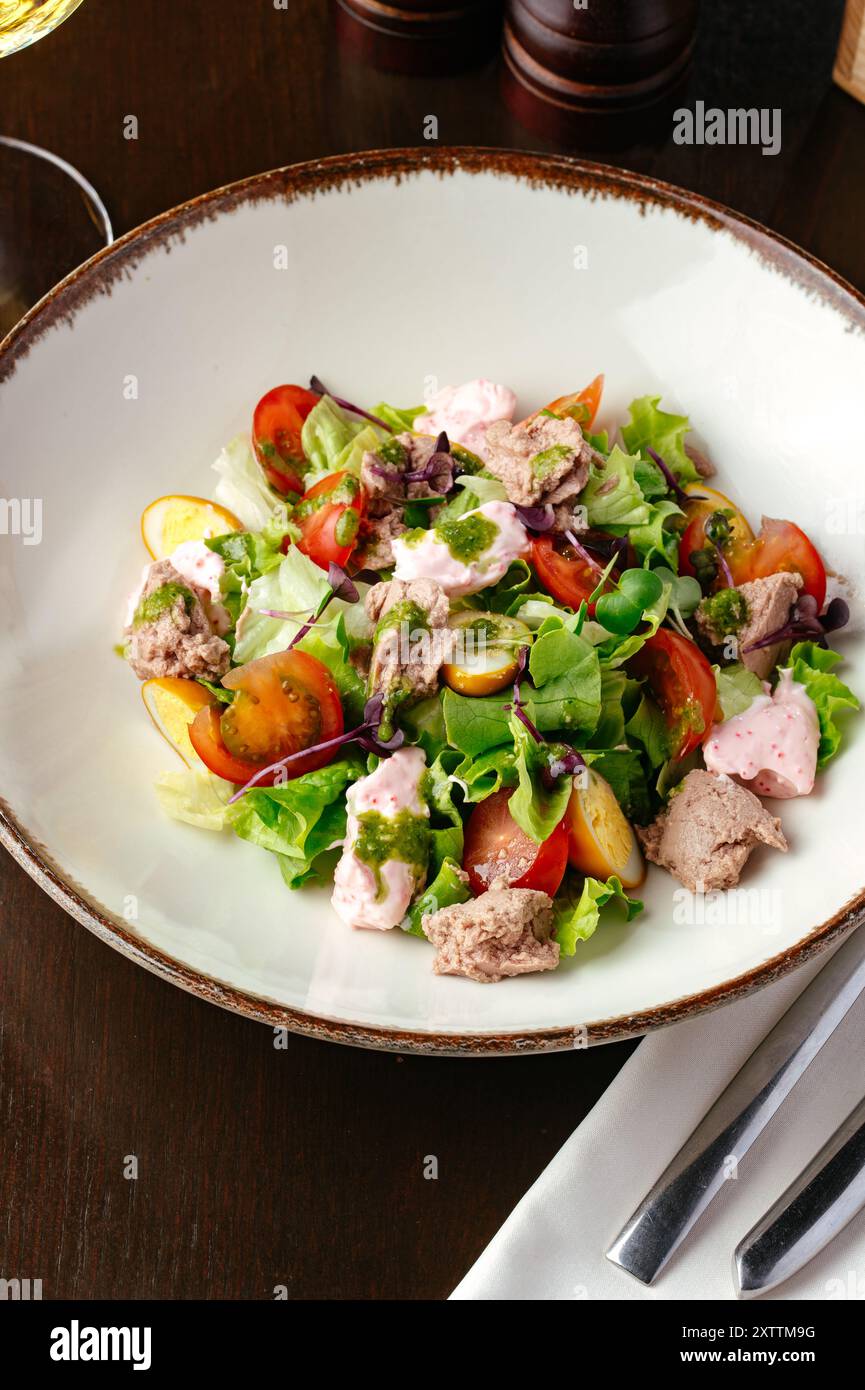 salade de légumes et foie de morue. menu du restaurant Banque D'Images