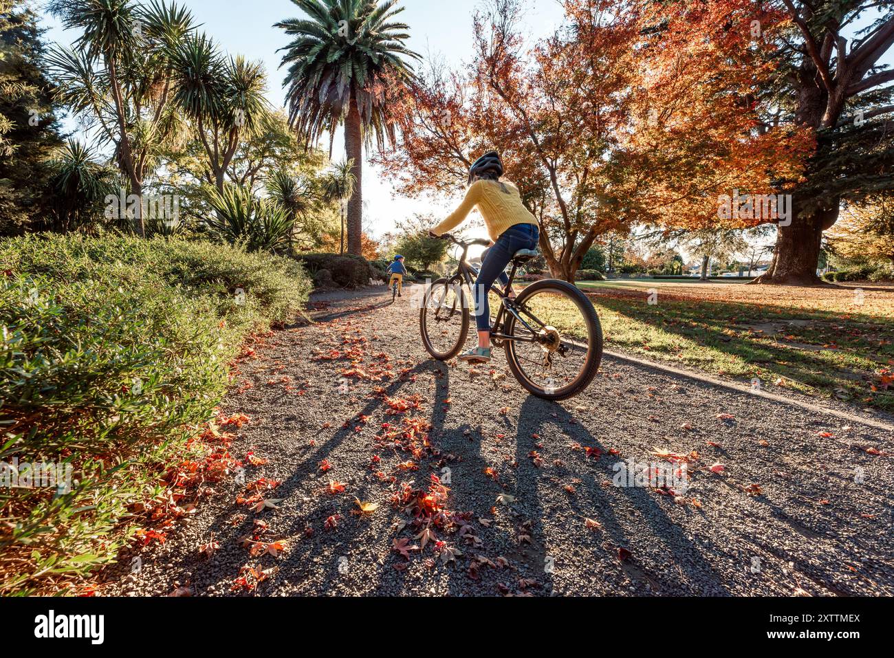 Enfants à vélo le jour d'automne Banque D'Images
