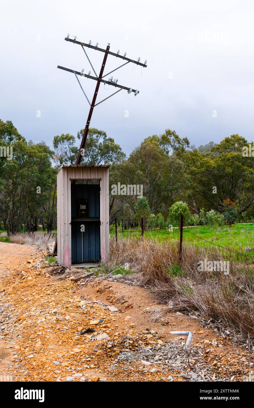 Vieux poteau électrique désaffecté et vieux hangar en étain, Cobblers Pool, Toodyay, Australie occidentale Banque D'Images