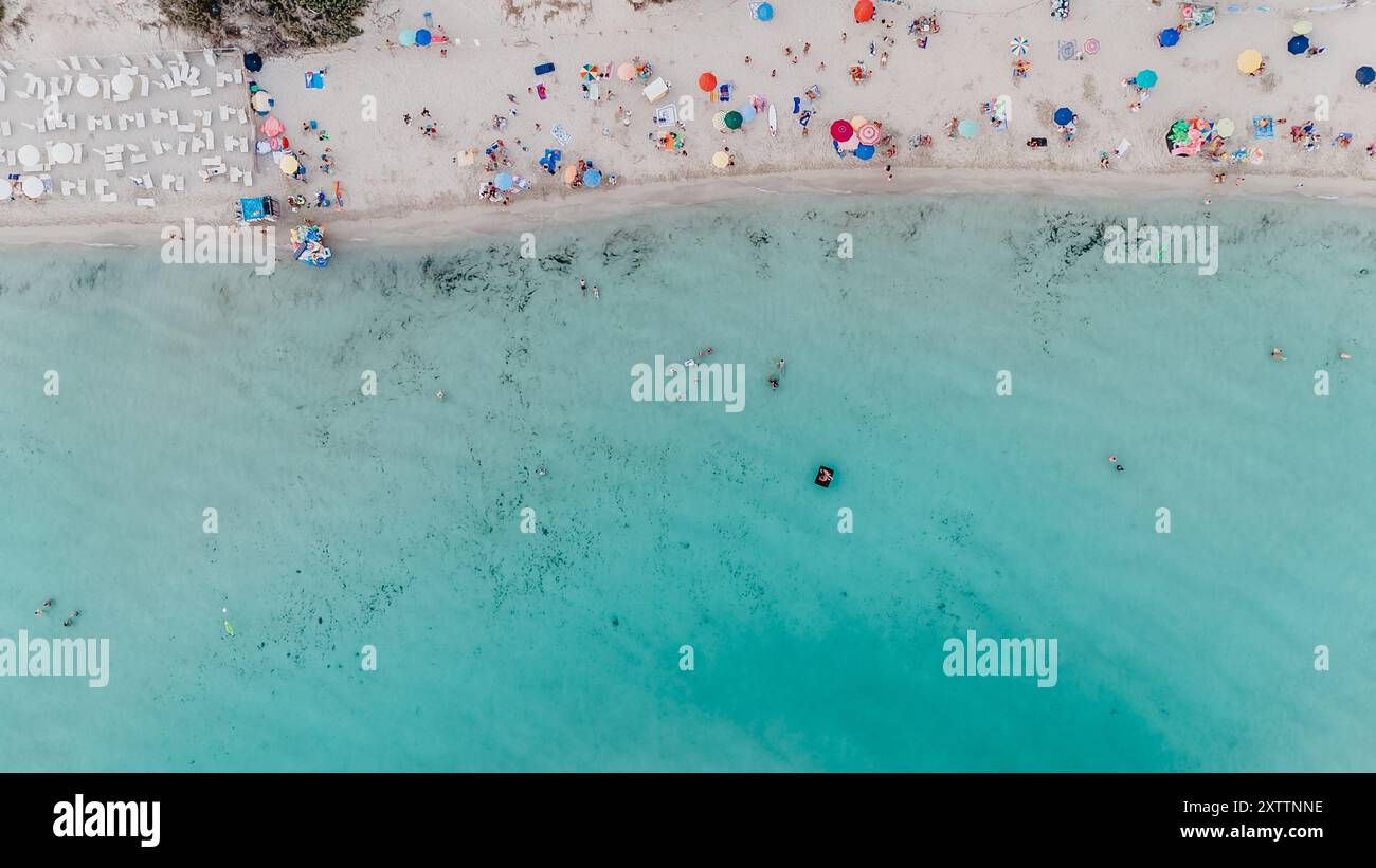 Punta Prosciutto, Pouilles - 16 août 2024 : vue par drone sur la célèbre plage san de Punta Prosciutto dans le Salento. Banque D'Images