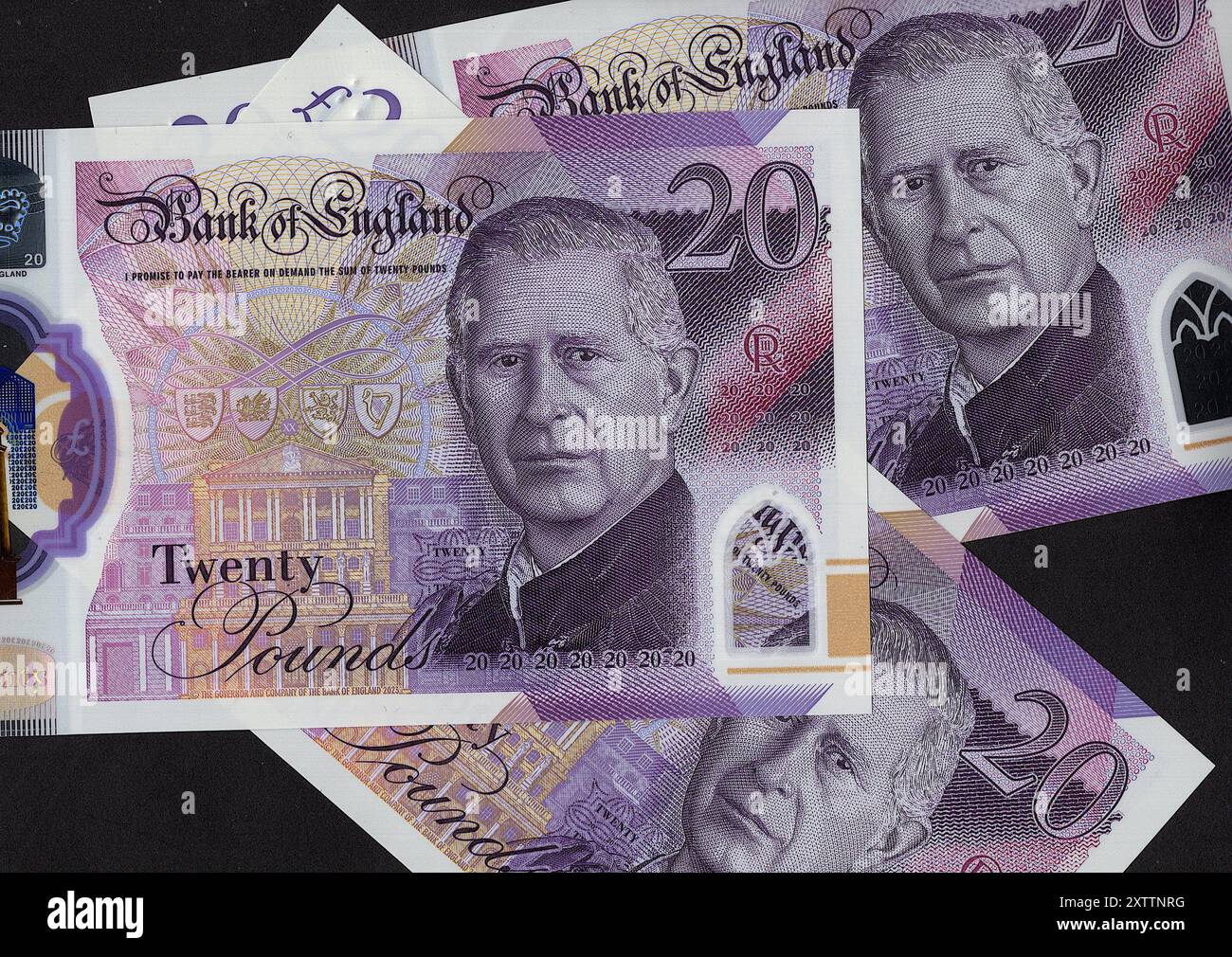 Les billets de 20 £ du Royaume-Uni du roi Charles III sur fond noir. Banque D'Images