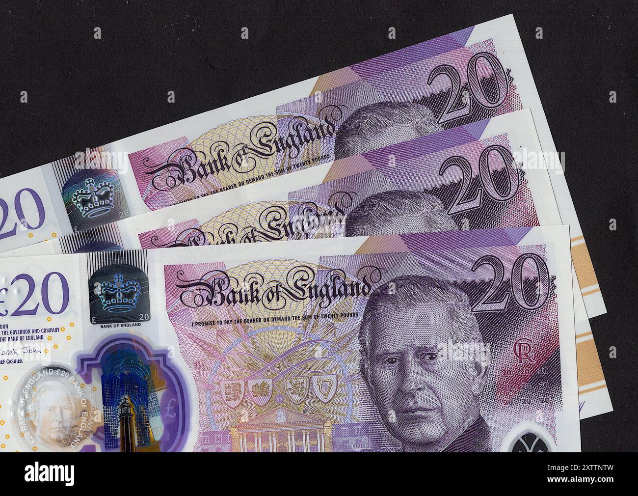 Les billets de 20 £ du Royaume-Uni du roi Charles III sur fond noir. Banque D'Images