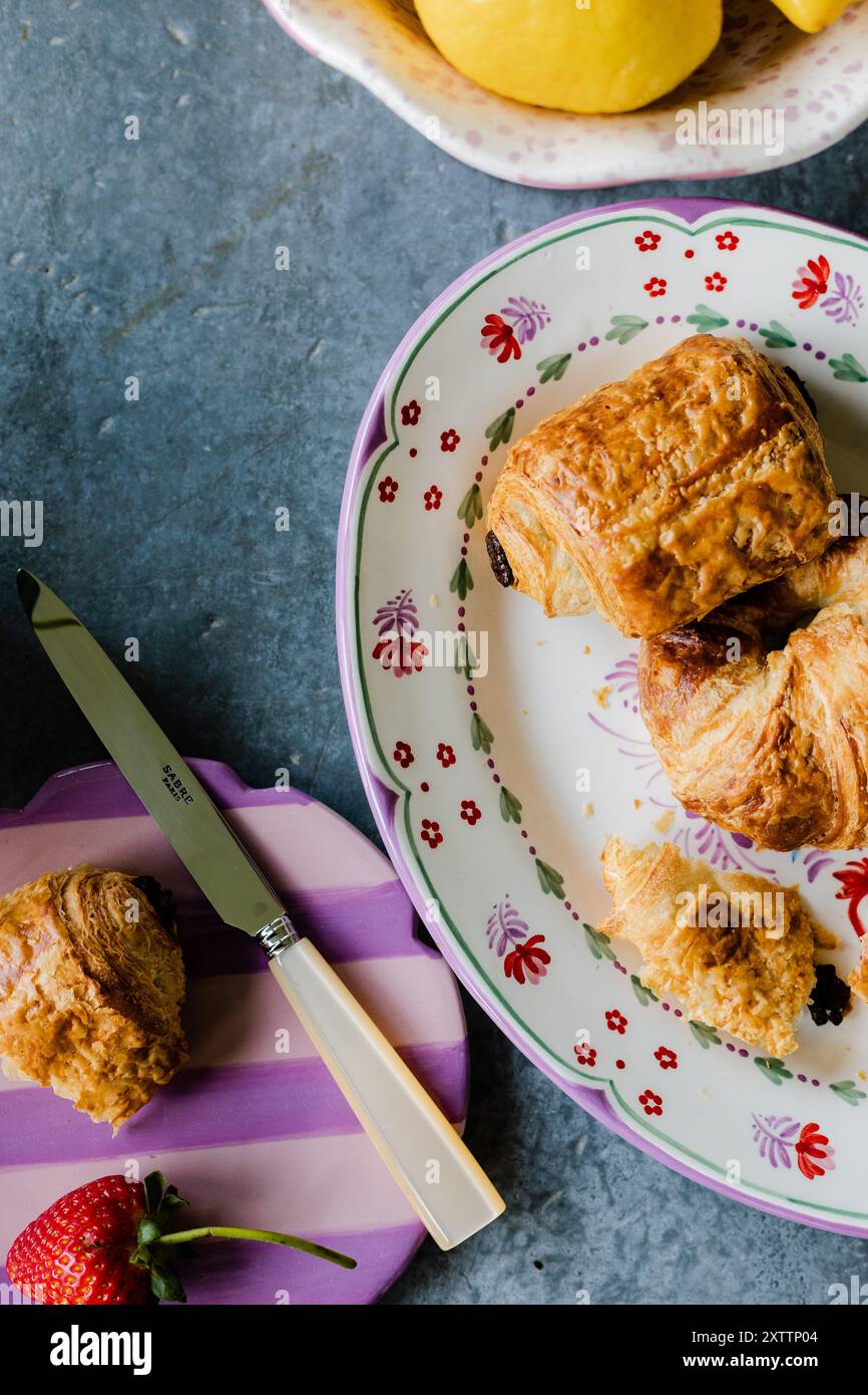 plateau de pâtisseries avec des céramiques colorées sur table Banque D'Images