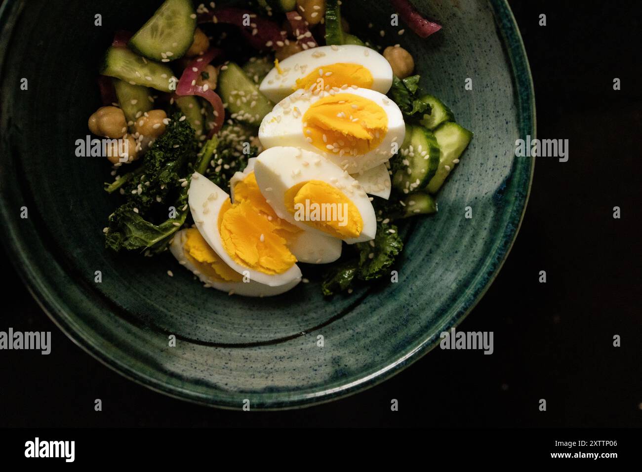 Bol avec salade et œuf dur garni de graines de sésame Banque D'Images