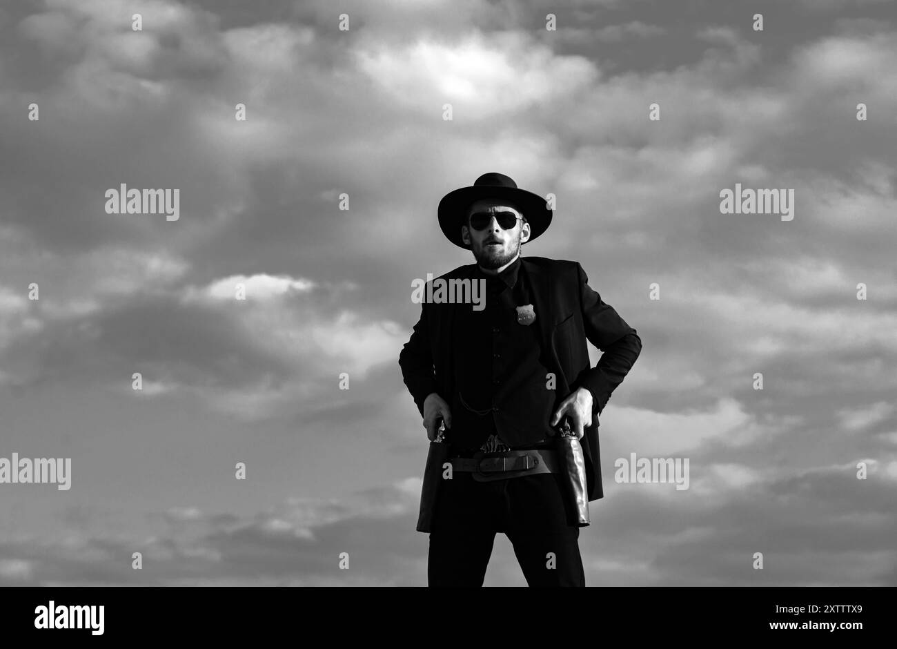 Shérif ou maréchal sur le ciel.Ouest américain, Ouest sauvage avec cowboy.Un homme sérieux avec arme revolver à canon en plein air. Banque D'Images