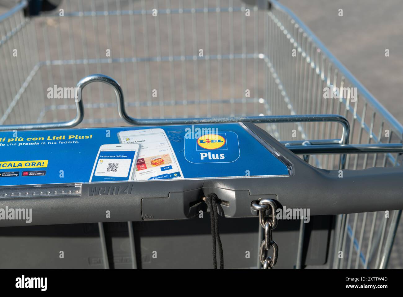 panier lidl, the offre une large sélection de produits, de la nourriture aux produits non alimentaires. Avec des promotions et des offres, les clients optimisent leurs économies Banque D'Images