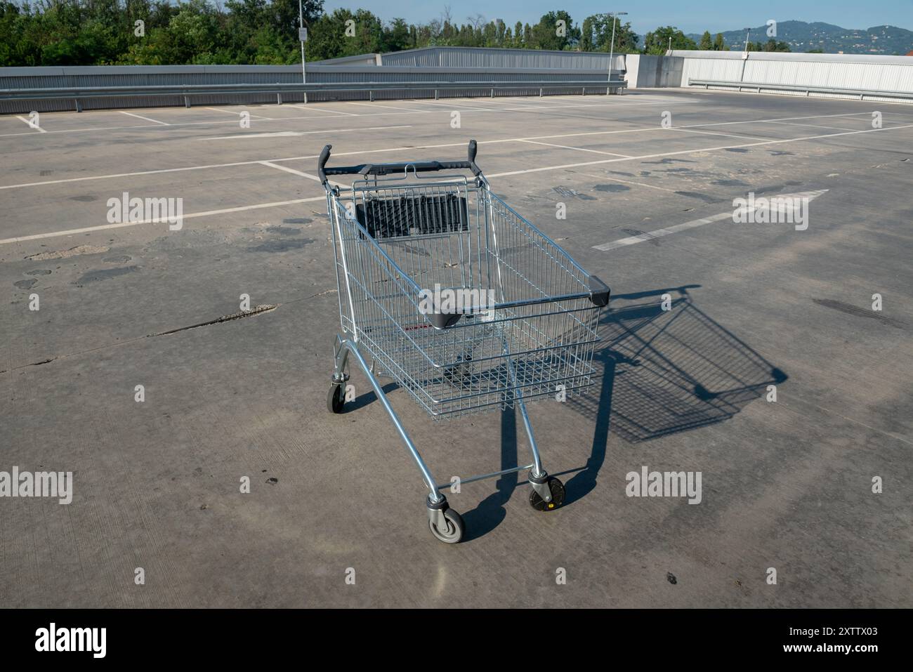 Le panier dans le parking vide, prêt pour le shopping, à remplir, ou synonyme de crise commerciale, économie en récession. actualités. Banque D'Images