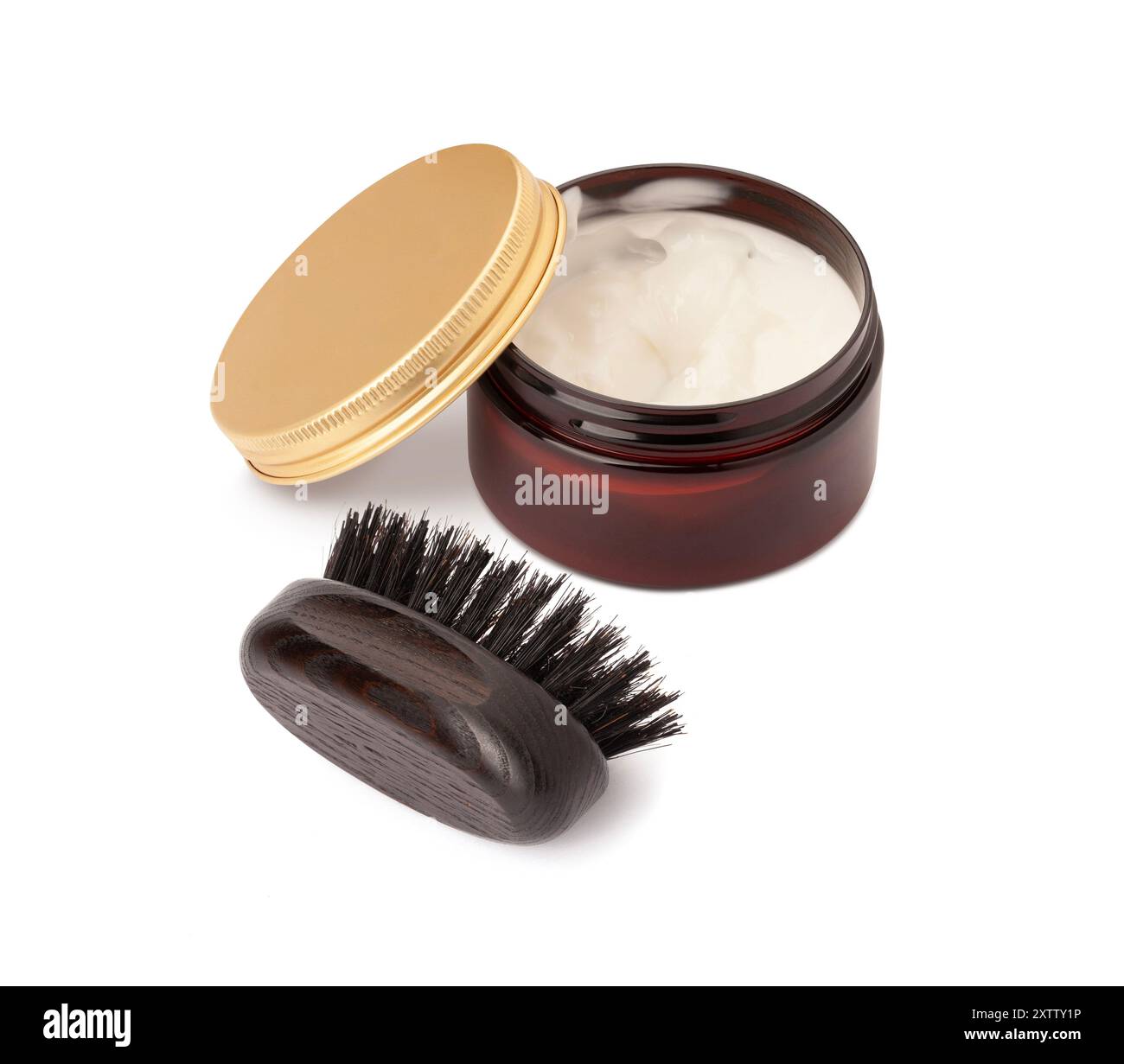 Un pinceau et un pot ouvert avec un couvercle en or, un produit de soin de la barbe et des cheveux, isolé sur fond blanc Banque D'Images