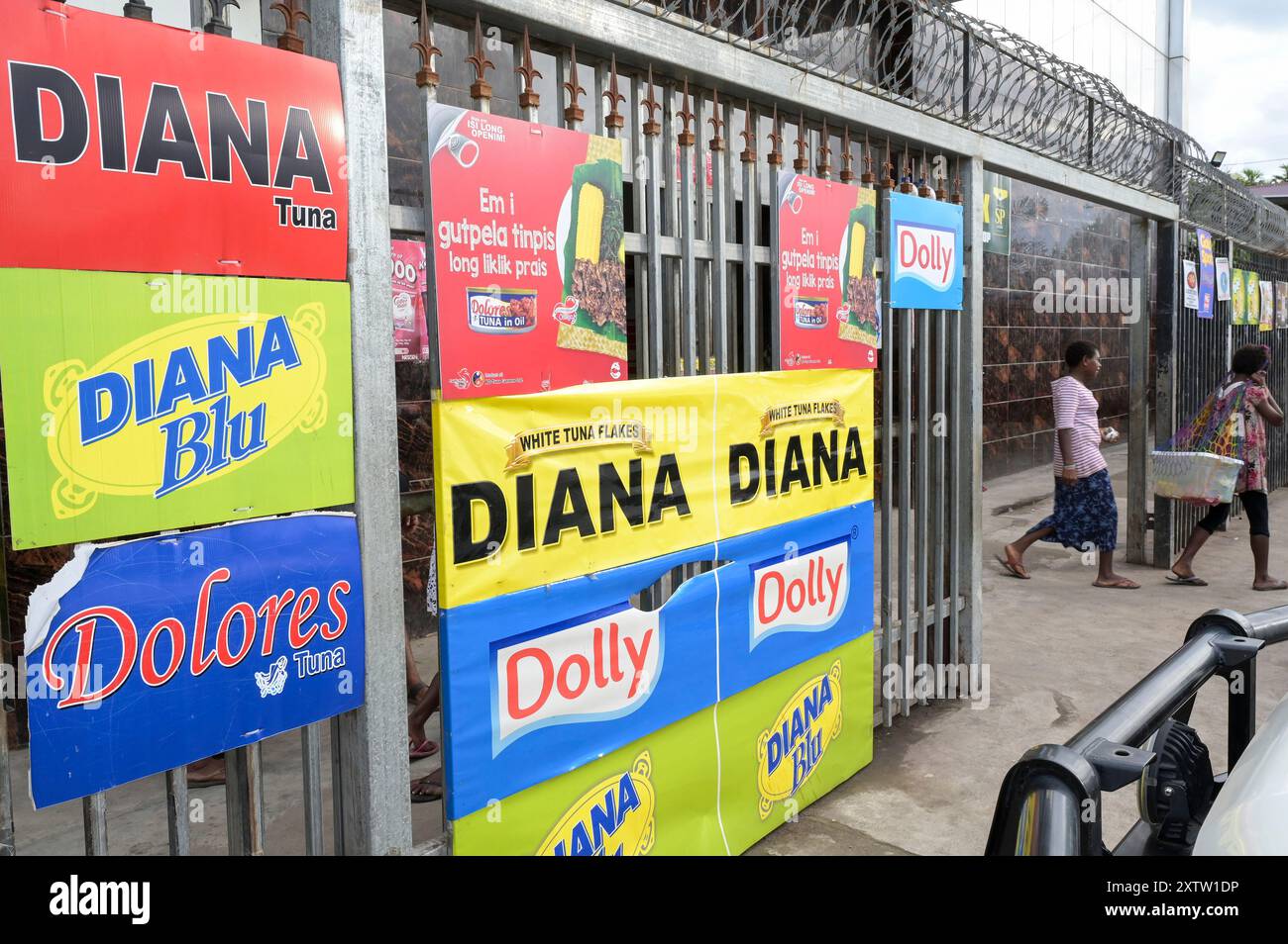 PAPOUASIE-NOUVELLE-GUINÉE, Madang, supermarché chinois clôturé vend des CONSERVERIES de thon RD Ltd. sous les marques Diana, Dolores et Dolly pour les marchés locaux / PAPUA NEUGUINEA, Madang, mit Zaun gesicherter Supermarkt verkauft RD TUNA CANNERS Ltd. Thunfischdosen Banque D'Images