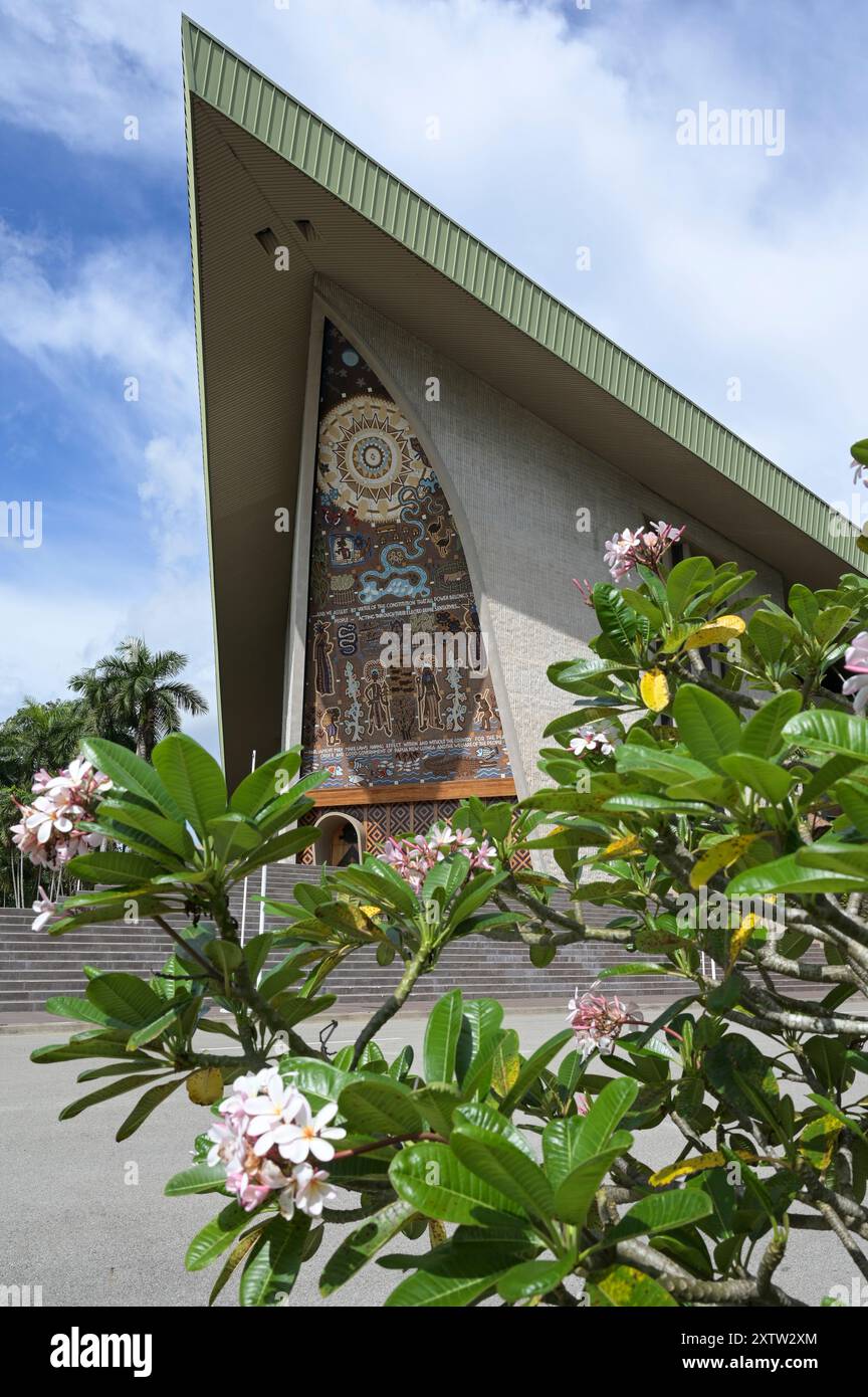 PAPOUASIE-NOUVELLE-GUINÉE, Port Moresby, Waigani, Papouasie-Nouvelle-Guinée Parlement avec relief tribal / PAPUA NEUGUINEA, Port Moresby, Waigani, Papouasie-Nouvelle-Guinée Parlament Haus mit traditioneller Wandgestaltung Banque D'Images
