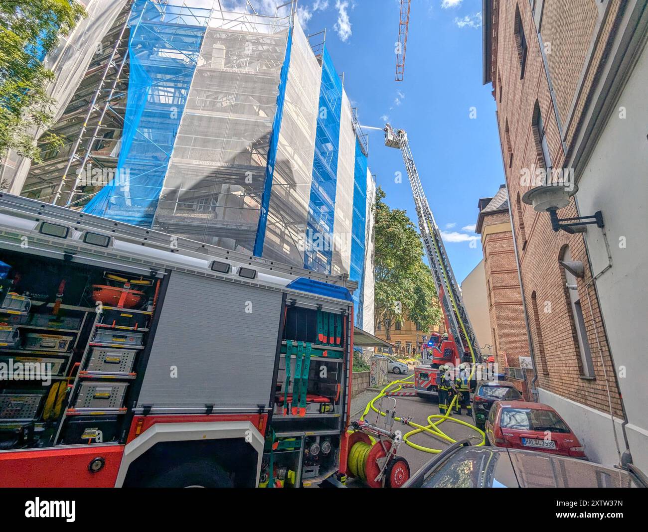 Halle Saale, Sachsen-Anhalt, Deutschland, 16.08.2024, Brand in der Salzstraße in der Innenstadt. Schwarzer Rauch ist in der ganzen Stadt zu sehen. Die Feuerwehr ist im Einsatz und versucht das Feuer von einer Drehleiter aus zu löschen. *** Halle Saale , Saxe-Anhalt, Allemagne, 16 08 2024 incendie à Salzstraße dans le centre-ville de la fumée noire peut être vue dans toute la ville le service d'incendie est en service et tente d'éteindre l'incendie à partir d'une échelle tournante Copyright : xdtsxNachrichtenagenturx dts 44497 Banque D'Images