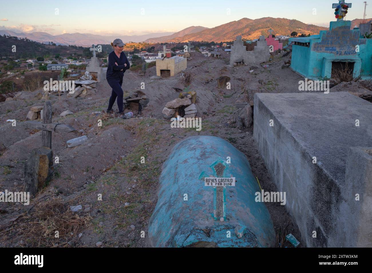 Tombes colorées dans le cimetière de San Bartolomé Jocotenango, municipalité du département de Quiché, Guatemala, Amérique centrale Banque D'Images