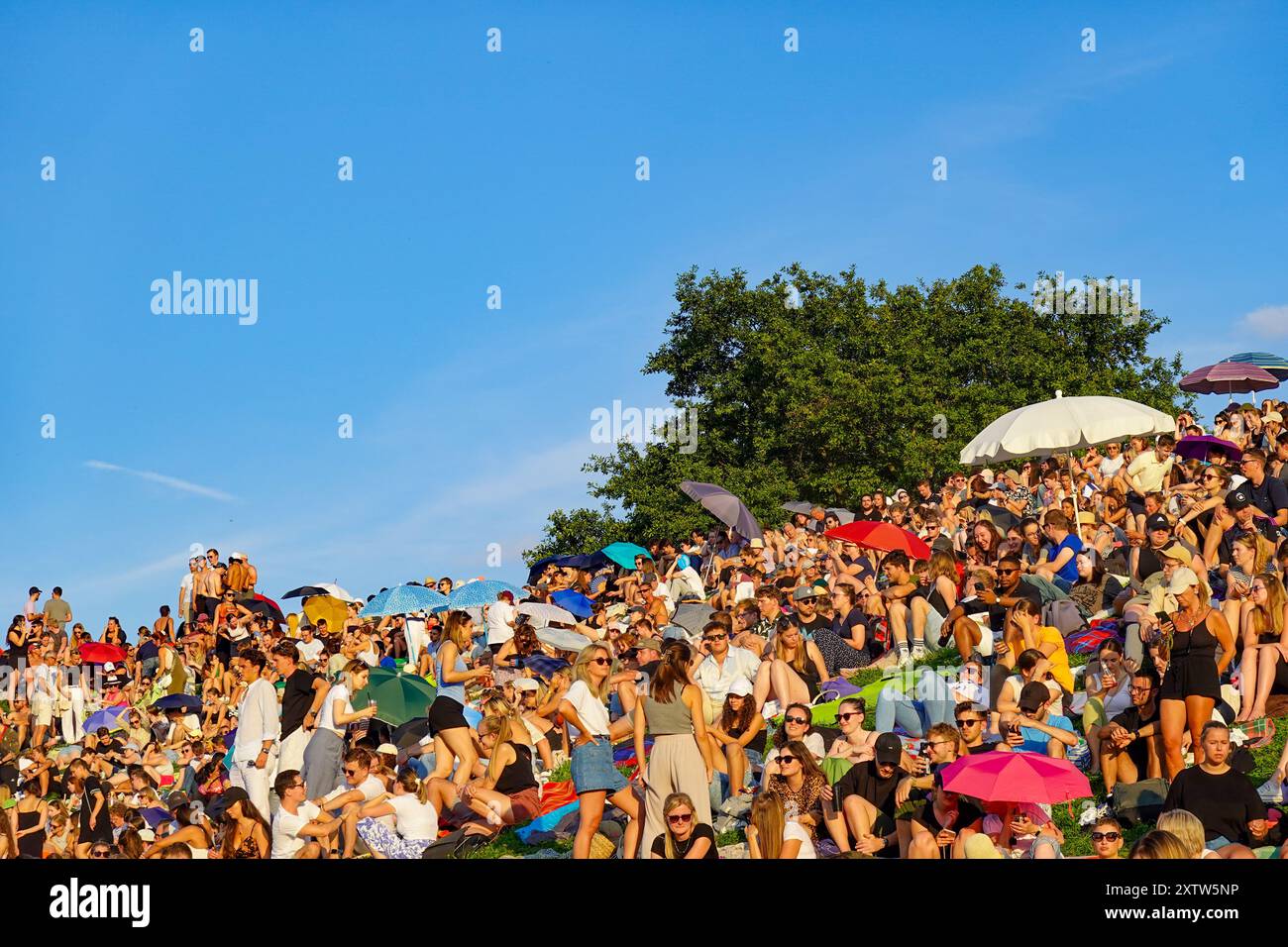 Les fans de Coldplay à Olympic Mountain dans le Parc Olympique attendent le concert en début d'après-midi le 15 mars 2024 à Munich, en Allemagne Banque D'Images