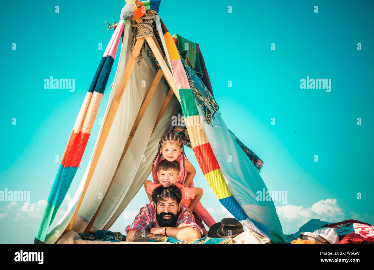 Vacances d'été en famille. Père heureux avec camping chidren. Fête des pères. Banque D'Images