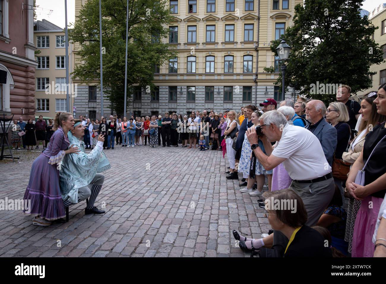 (240816) -- HELSINKI, 16 août 2024 (Xinhua) -- les gens regardent un opéra à l'entrée principale du Théâtre Alexander pendant la nuit des Arts à Helsinki, Finlande, 15 août 2024. La nuit des Arts a eu lieu le 15 août à Helsinki, célébrant cette année son 35e anniversaire. (Photo de Matti Matikainen/Xinhua) Banque D'Images