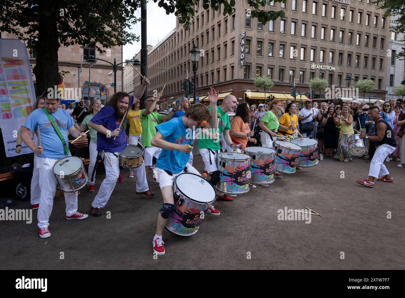 Helsinki. 15 août 2024. Les gens regardent un spectacle pendant la nuit des Arts dans un parc à Helsinki, Finlande, le 15 août 2024. La nuit des Arts a eu lieu le 15 août à Helsinki, célébrant cette année son 35e anniversaire. Crédit : Matti Matikainen/Xinhua/Alamy Live News Banque D'Images