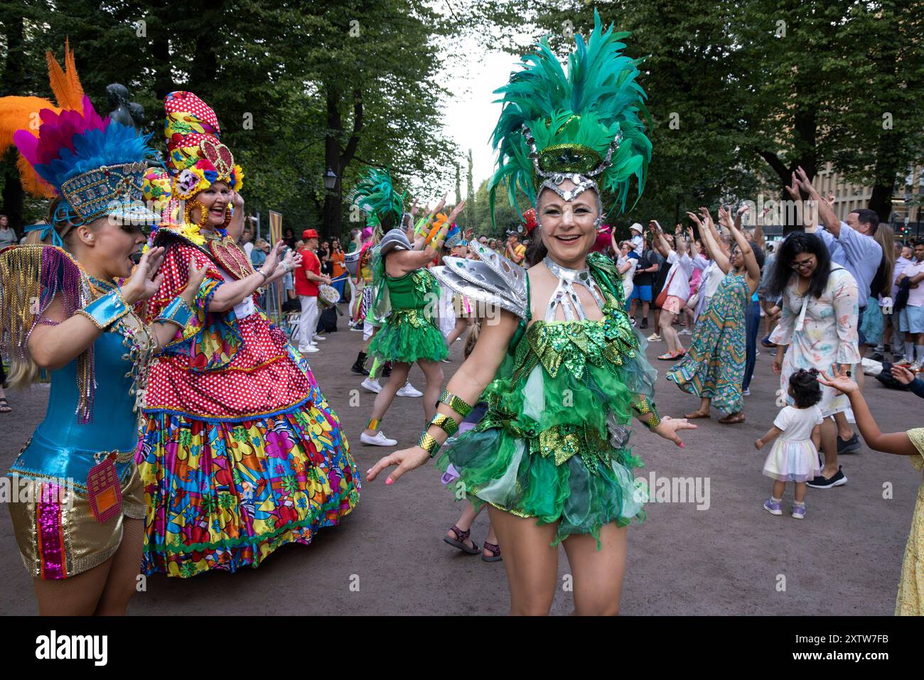 Helsinki. 15 août 2024. Des artistes dansent pendant la nuit des Arts dans un parc à Helsinki, Finlande, le 15 août 2024. La nuit des Arts a eu lieu le 15 août à Helsinki, célébrant cette année son 35e anniversaire. Crédit : Matti Matikainen/Xinhua/Alamy Live News Banque D'Images