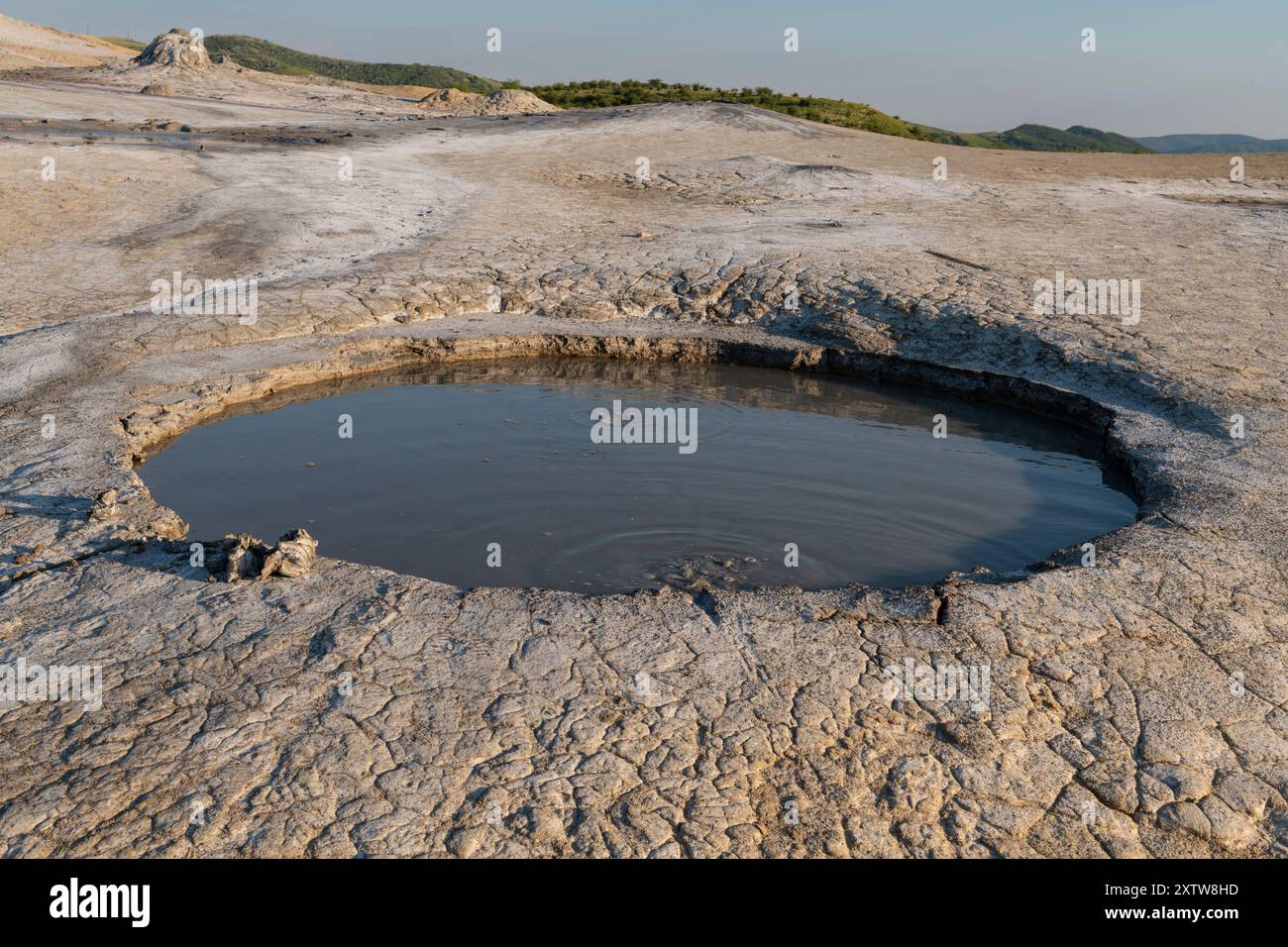 Volcan de boue actif à Berca, Buzau, Roumanie. Ces petits monticules en forme de volcan, généralement de quelques mètres de haut, résultent de profondes éruptions de gaz volcaniques. Banque D'Images