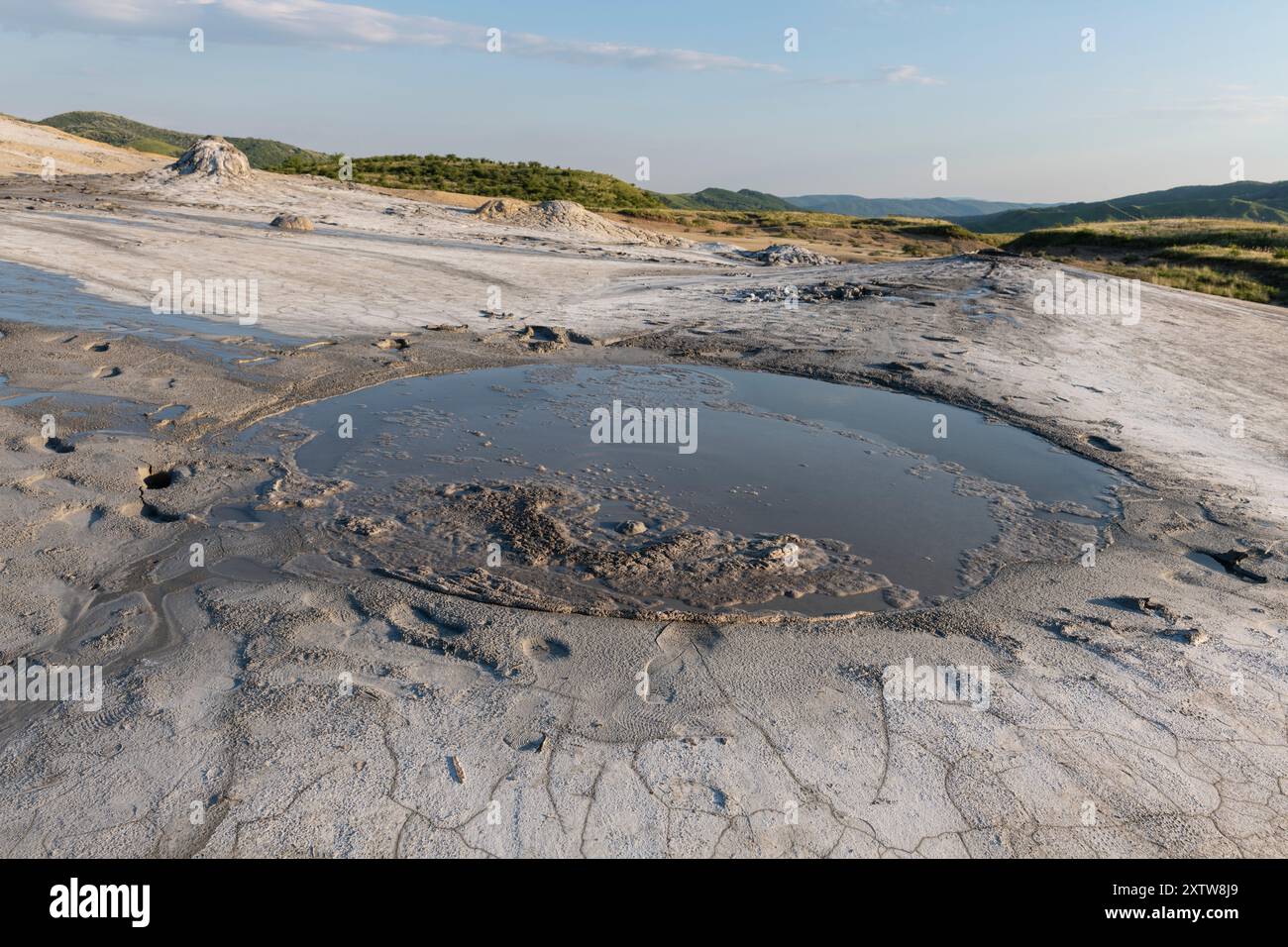 Volcan de boue actif à Berca, Buzau, Roumanie. Ces petits monticules en forme de volcan, généralement de quelques mètres de haut, résultent de profondes éruptions de gaz volcaniques. Banque D'Images