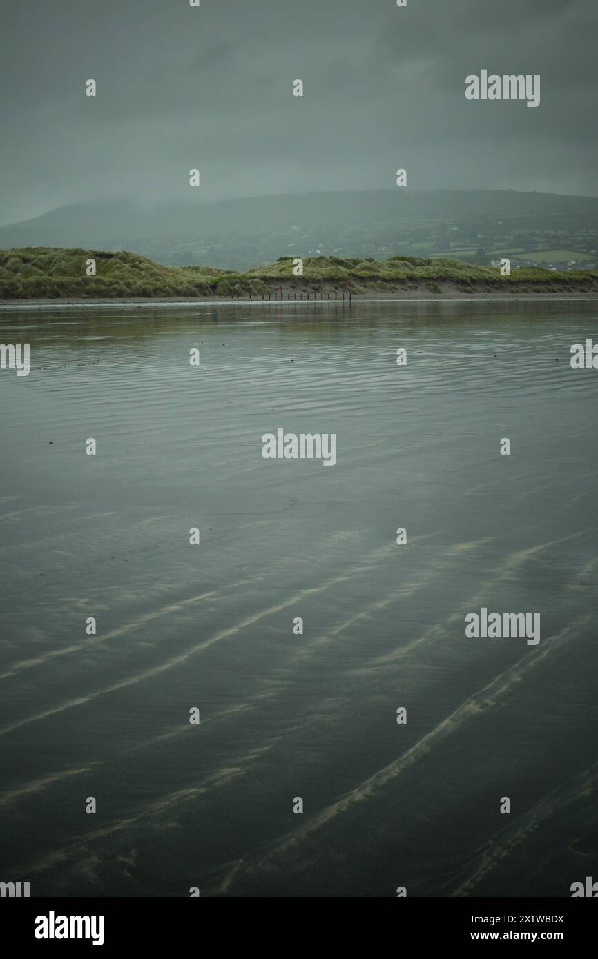 Photo teintée bleu marine sombre de Newport Sands au pays de Galles par un jour de pluie Banque D'Images