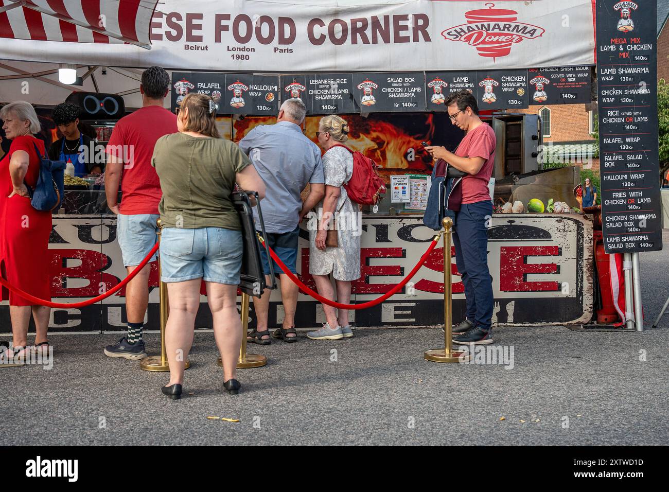 Les gens apprécient le marché international du festival de nourriture pendant la fête d'août 2024. Le festival d'août est un événement annuel à Norrköping, en Suède Banque D'Images