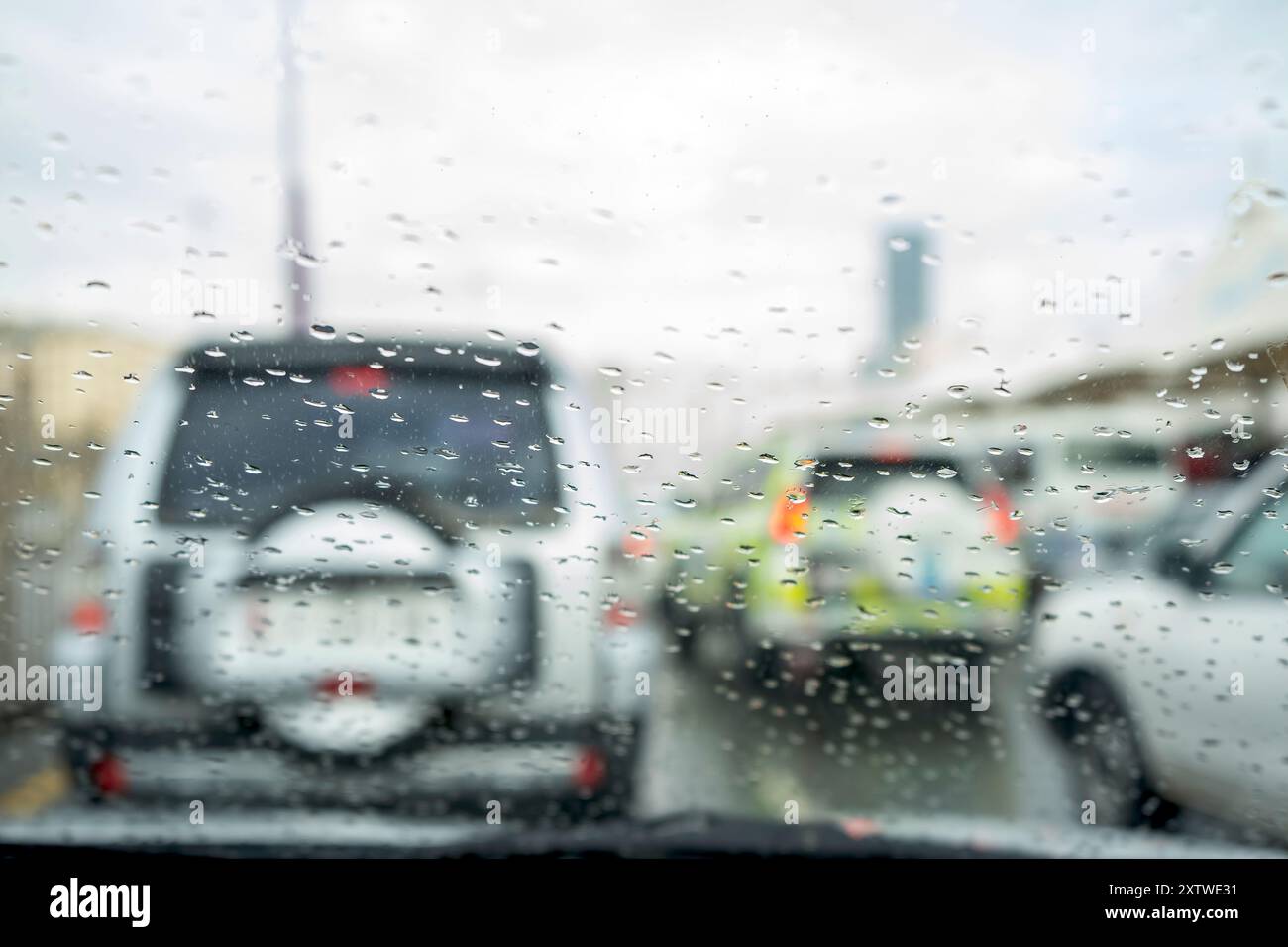 Gouttes de pluie sur la fenêtre du bus et lumières corniche doha Banque D'Images