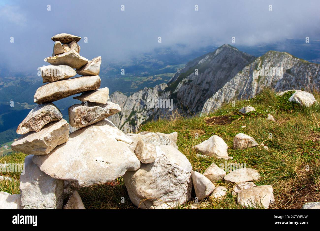 cairn on Padina Popii, Piatra Craiului, Roumanie Banque D'Images