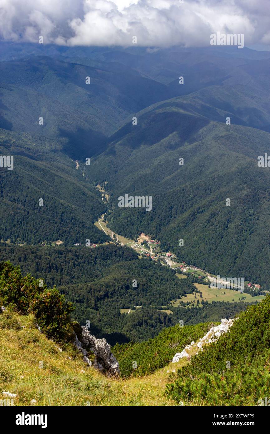 Vue NW depuis Piatra Craiului Ridge, Roumanie Banque D'Images