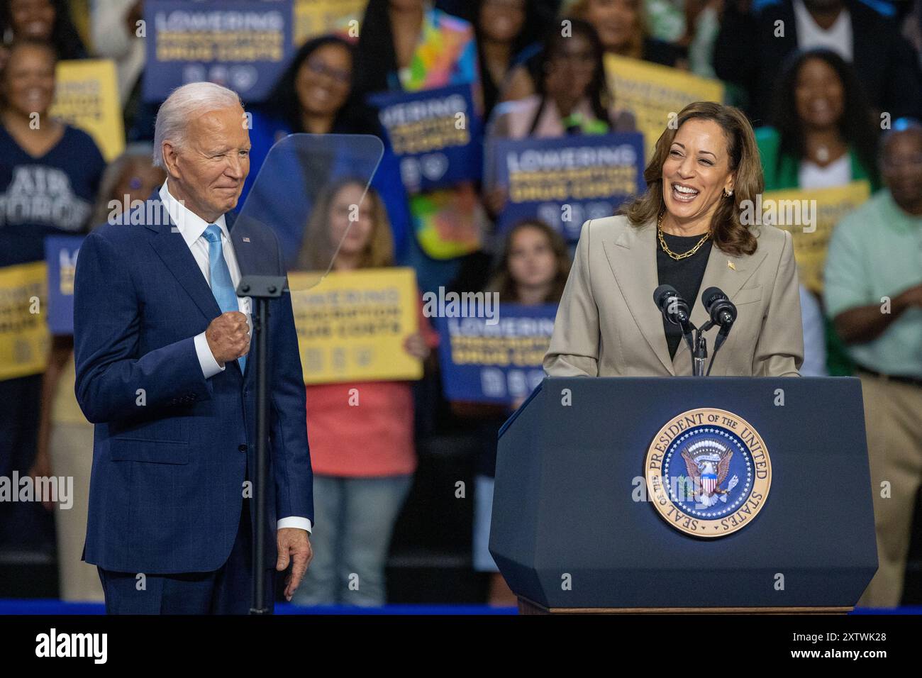 Washington, États-Unis. 15 août 2024. Le président américain Joe Biden (G) et le vice-président Kamala Harris assistent à un événement où ils ont souligné les efforts de l'administration pour réduire les coûts des médicaments d'ordonnance dans le comté de Prince George, Maryland, États-Unis, le 15 août 2024. L'administration Biden a déclaré jeudi que les négociations sur le prix des médicaments feront disparaître des centaines de dollars, dans certains cas des milliers, du prix courant de 10 des médicaments les plus populaires et les plus coûteux de Medicare. POUR ALLER AVEC LA baisse des prix des médicaments négociée par le gouvernement américain pour économiser des milliards de dollars crédit : HU Yousong/Xinhua/Alamy Live News Banque D'Images