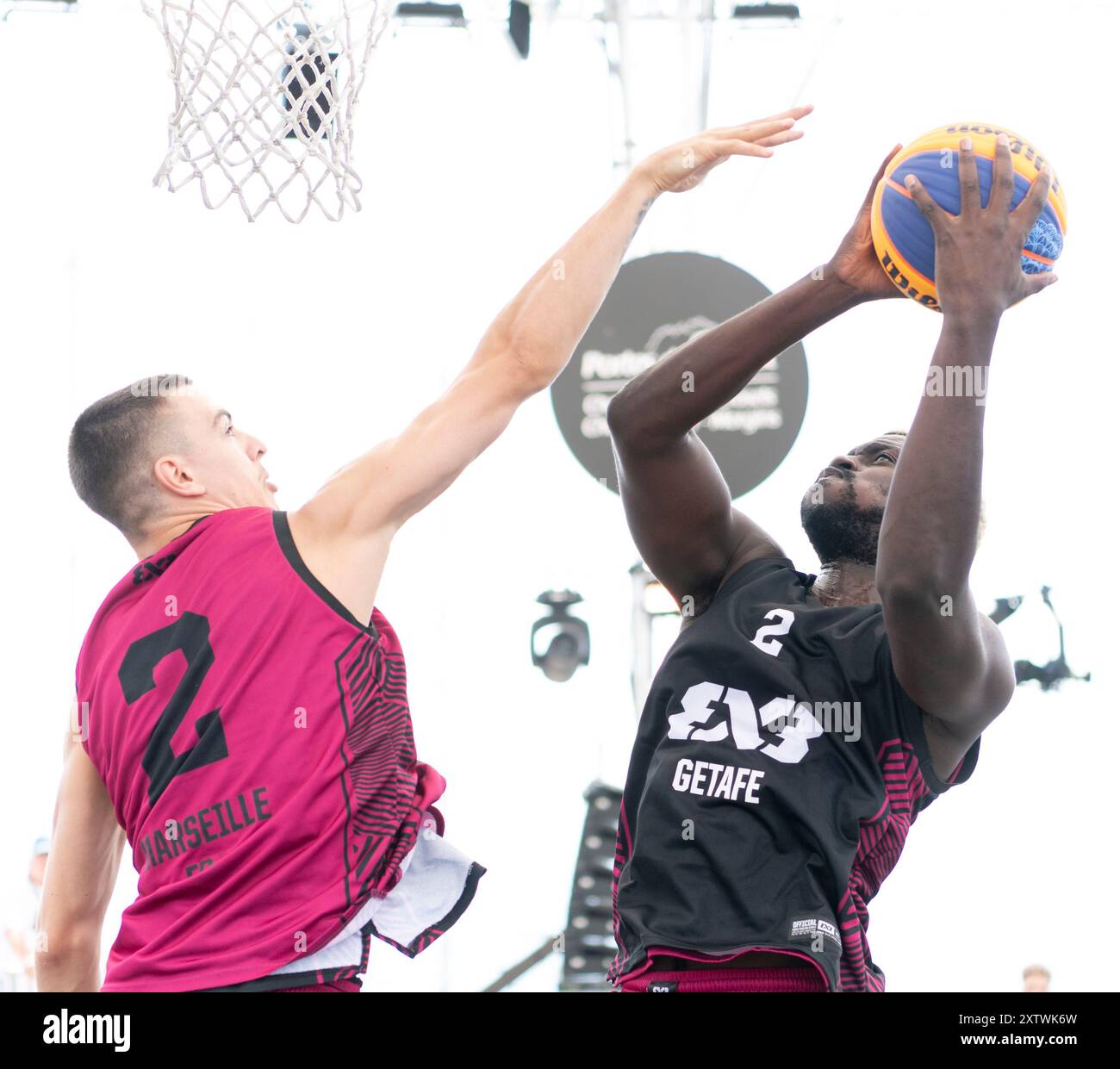 Lausanne, Suisse. 16 août 2024. Mathéo Cauwet de Marseille (FRANCE) en action contre Walter Junior Cabral Bueriberi de Getafe Group EM (ESPAGNE) lors de l'événement FIBA 3x3 World Tour Lausanne 2024. Crédit : Patrick Dancel/Alamy Live News Banque D'Images