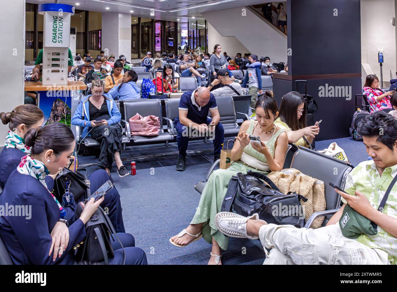 Passagers et équipage dans la salle des départs, aéroport international Ninoy Aquino, Manille, Philippines Banque D'Images