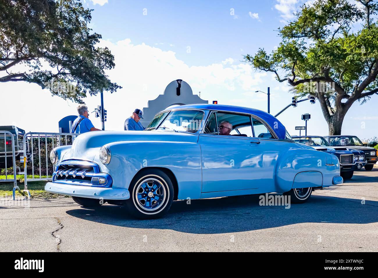 Gulfport, Mississippi - 2 octobre 2023 : vue de coin avant basse d'un coupé sport de luxe Bel Air 1952 de Chevrolet lors d'un salon automobile local. Banque D'Images