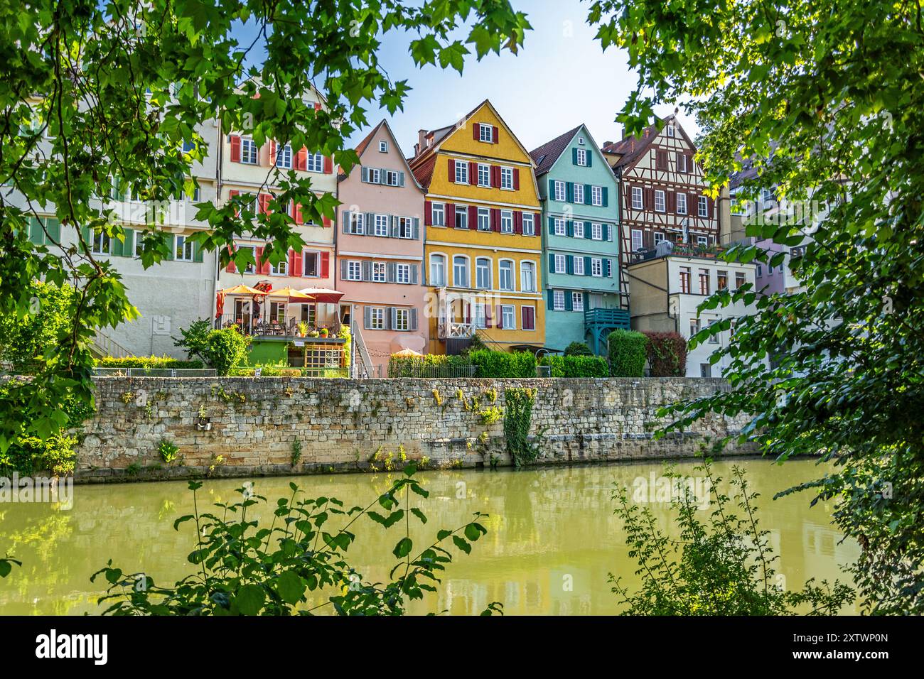 Maisons à colombages colorées traditionnelles au bord de la rivière de Tübingen, en Allemagne Banque D'Images
