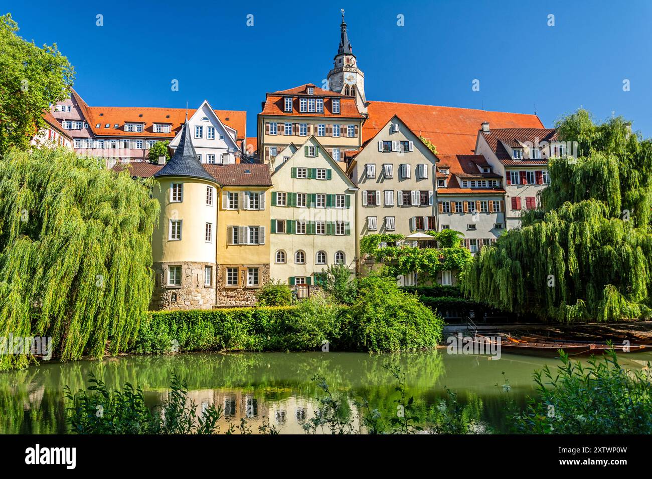 Célèbre Hölderlinturm et maisons traditionnelles à colombages au bord de la rivière de Tübingen, en Allemagne Banque D'Images