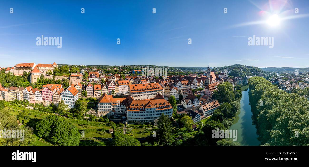 Vue aérienne panoramique haute résolution de la vieille ville et des rives de Tübingen, Allemagne Banque D'Images